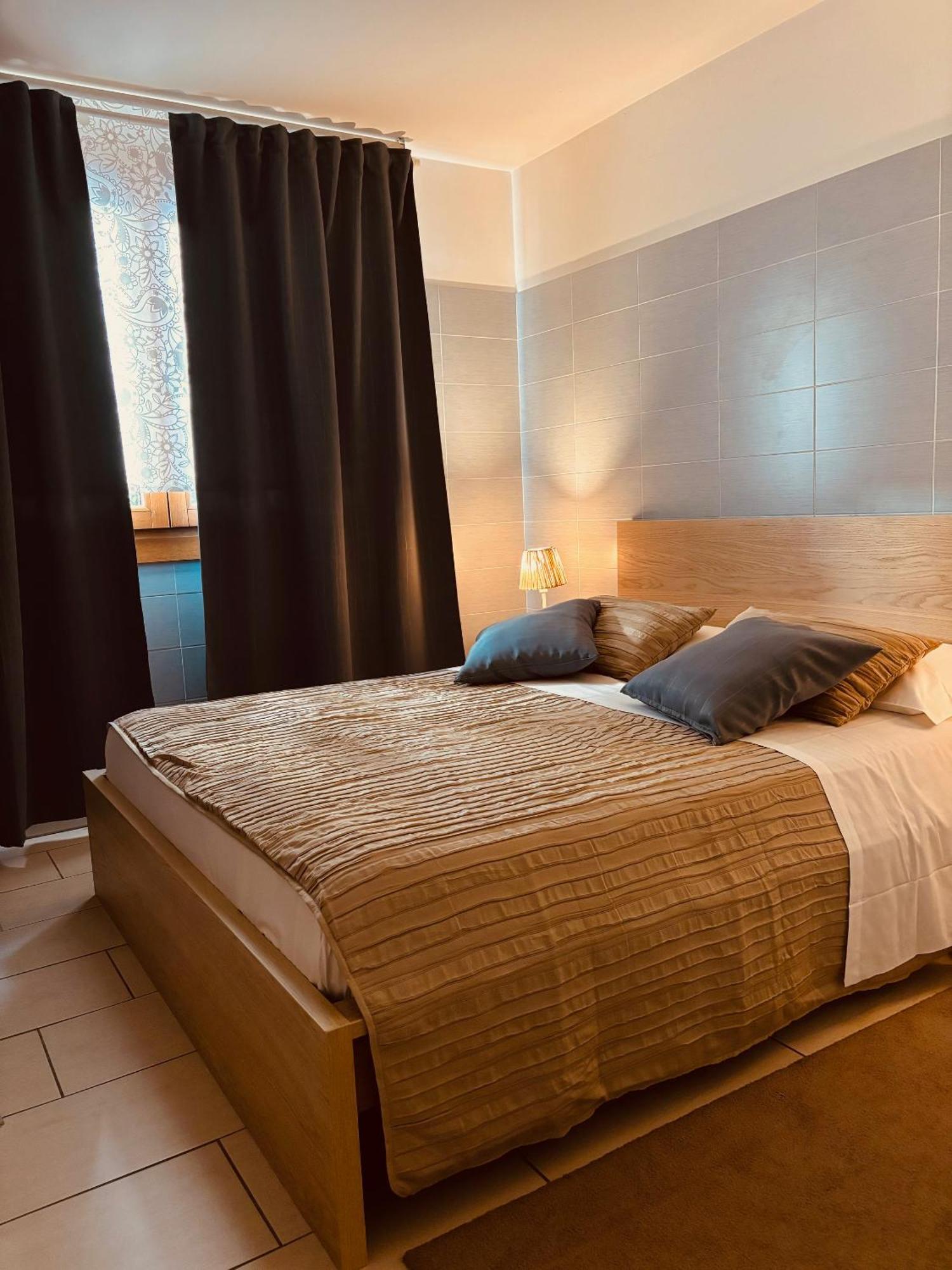 Apart Hotel Atlantic Градо Екстериор снимка