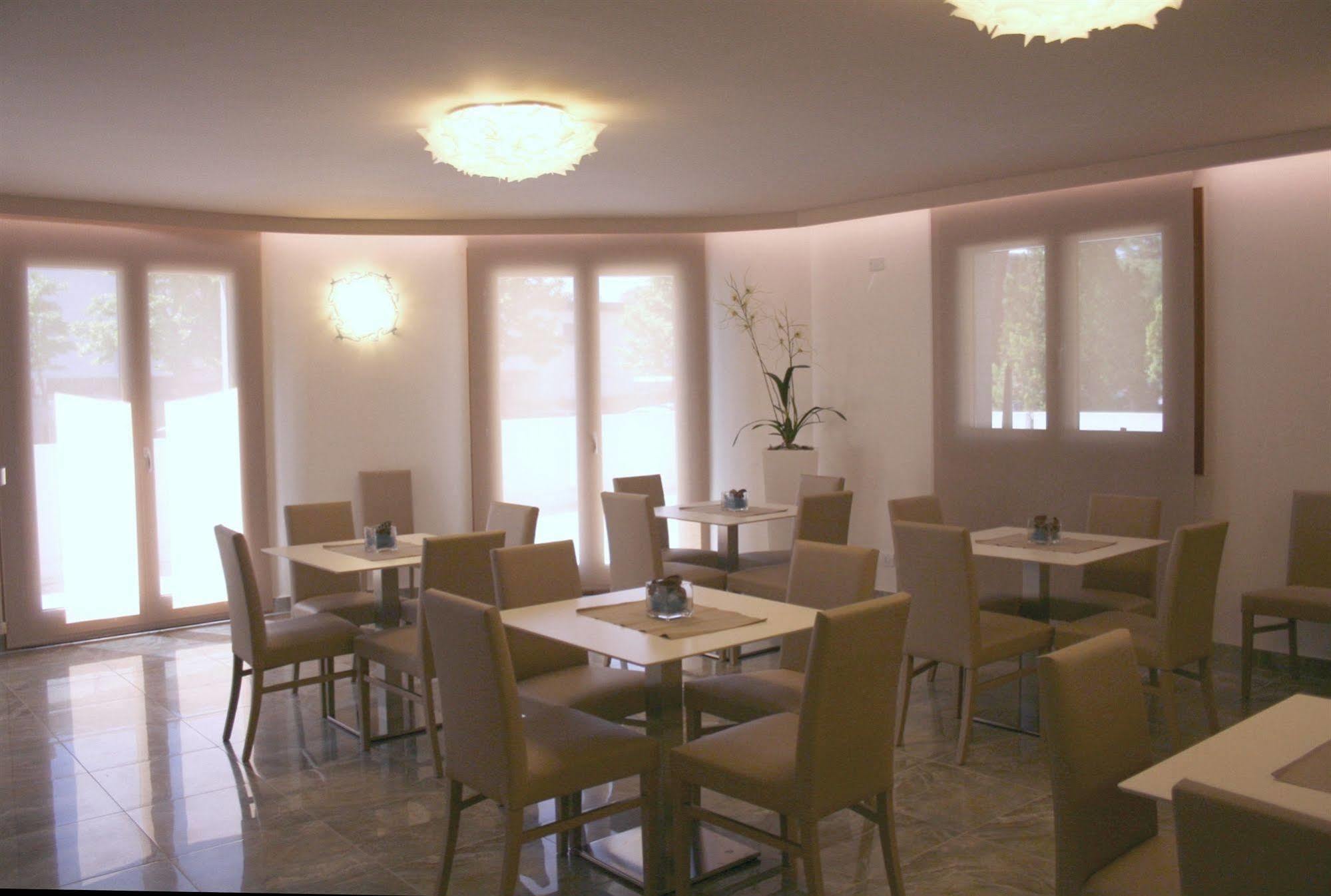 Apart Hotel Atlantic Градо Екстериор снимка