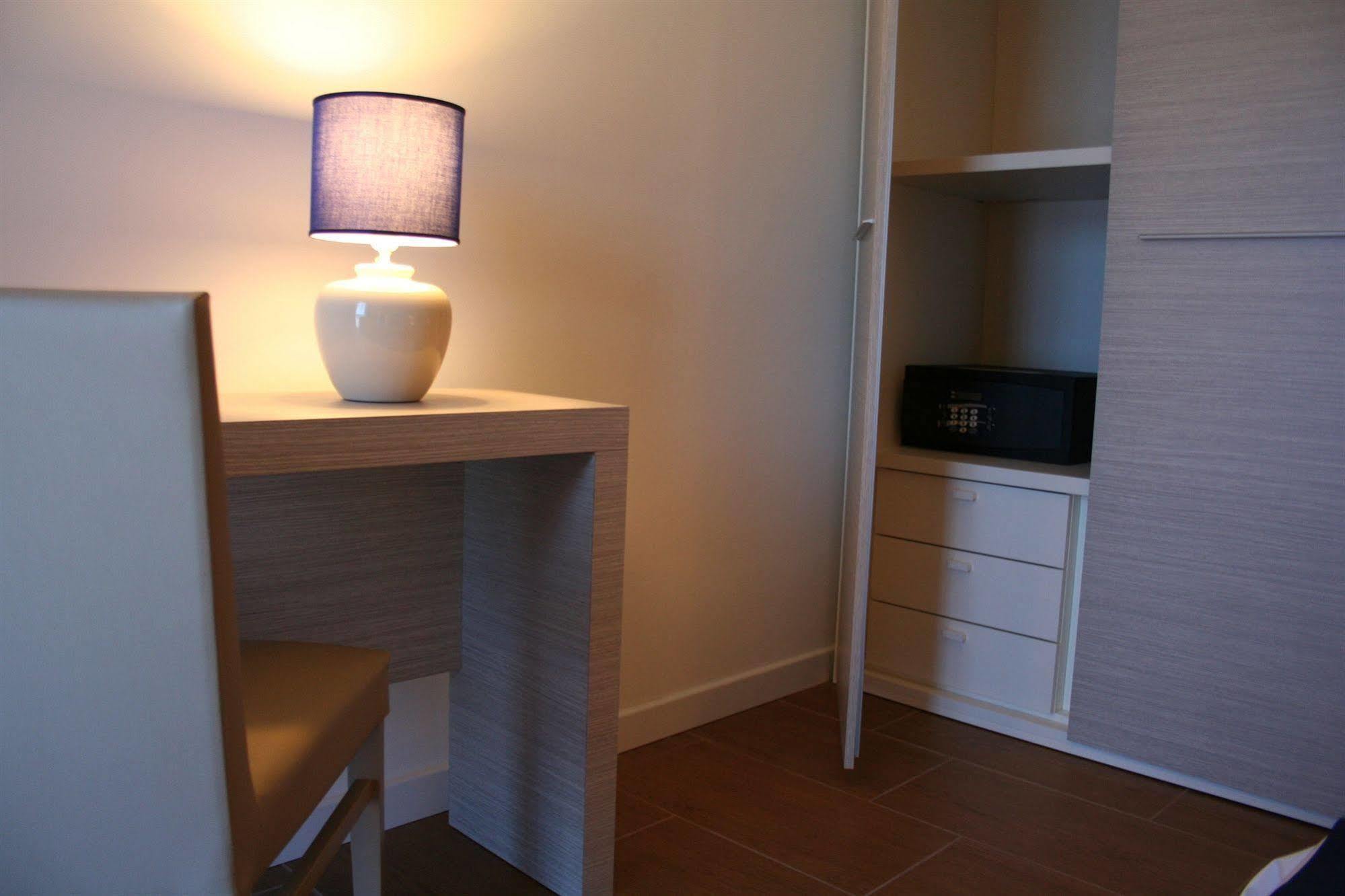 Apart Hotel Atlantic Градо Екстериор снимка