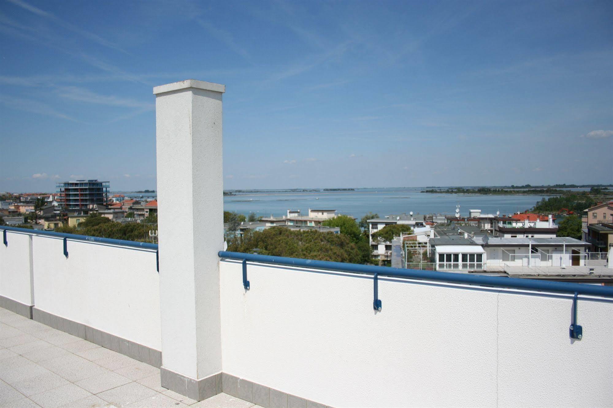 Apart Hotel Atlantic Градо Екстериор снимка