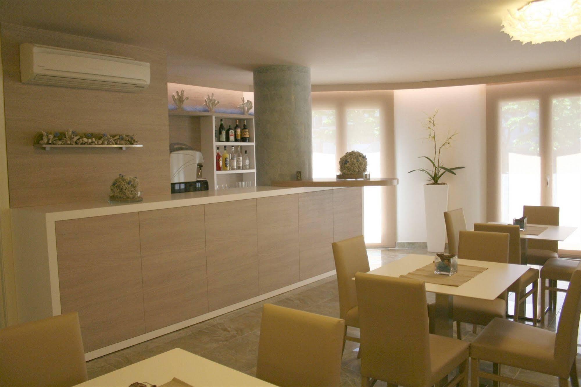 Apart Hotel Atlantic Градо Екстериор снимка